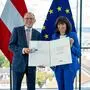 Bei der Verleihung: Gunther Riedlsperger mit Martha Schulz, Präsidentin der WKO
