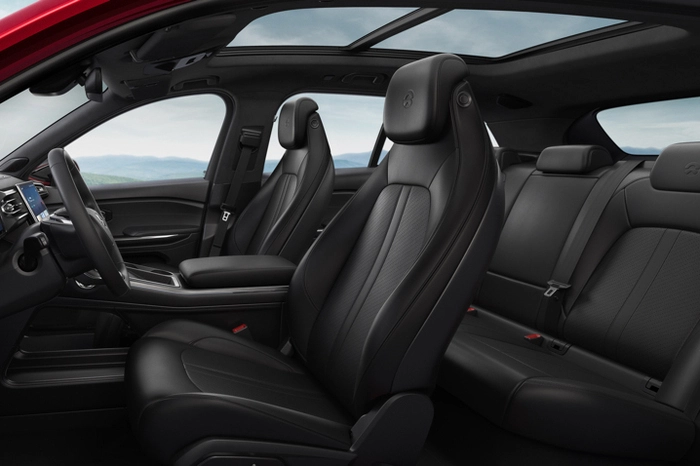 Der ES6 ist rund 4,9 Meter lang und kann sich damit platztechnisch durchaus hervortun. Das Infotainment lässt sich per Sprachbefehl steuern und je nachdem, welcher Fahrer an Bord ist oder wie er gerade gestimmt ist, wird der Innenraum von einem lernfähigen Duftspender einparfümiert.