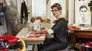 Kuratorin und Künstlerin Ina Loitzl in ihrem Atelier in Wien