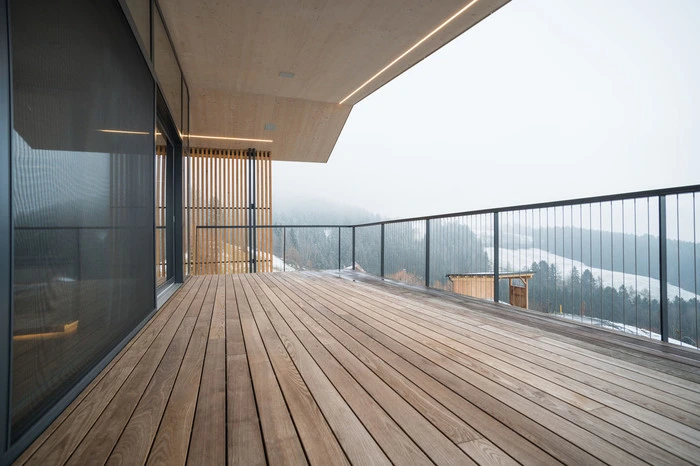 Die großzügige Terrasse wird im Sommer zum erweiterten Wohnzimmer.