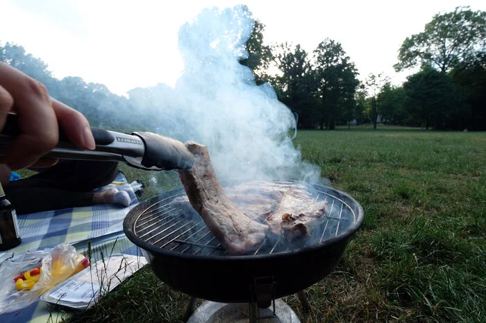 Wie zündet man Grillkohle richtig an?• Am besten mit Grillanzündern aus festen Stoffen. Das sind vor allem Trockenspiritus, Anzündriegel oder Zündwürfel. Weiters eignen sich Anzünd-Öle in Spezialflaschen und Grillpasten oder elektrische Grillanzünder.• Brennbare Flüssigkeiten wie Spiritus und Benzin sind zu gefährlich (Stichflamme beim Anzünden sowie explosionsartige Rückzündung beim "Nachfeuern") und dürfen keinesfalls verwendet werden!