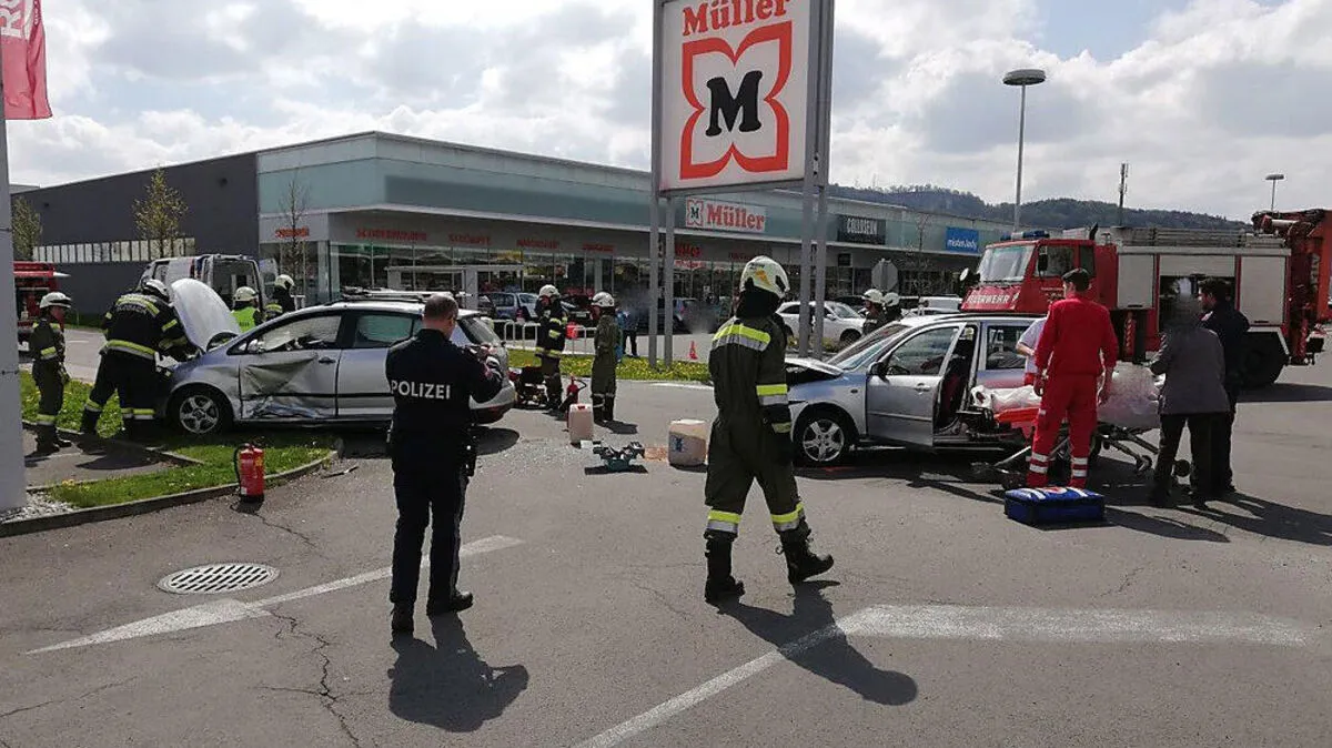 Zwei Pkw kollidierten an der Kreuzung im Einkaufszentrum