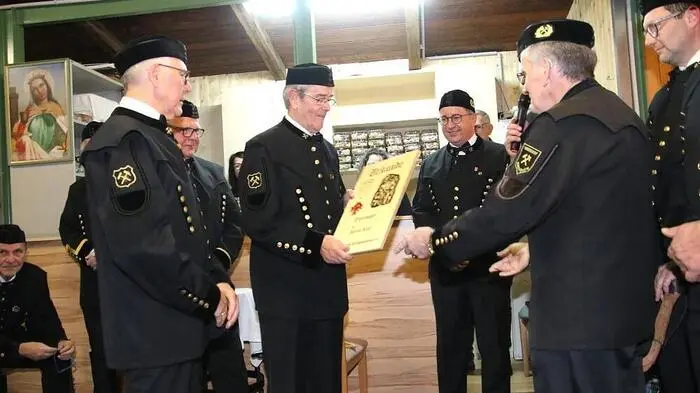 Auch heuer luden der Knappschaftsverein Voitsberg/Köflach mit den Obleuten Johann Birnhuber und Johann Bernsteiner sowie die Bergkapellen „Hödlgrube Zangtal“ und „Glück Auf Rosental“ zu einer gemeinsamen Barbarafeier ein. Ehemalige Knappen, aber auch Interessierte waren der Einladung gefolgt.