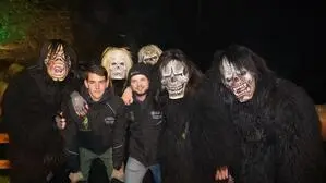 Zwei junge Männer und fünf Krampusse | Beim Krampusumzug in Greifenburg wurde es schaurig und mittendrin war der Obmann Niklas Moritzer (rechts) und sein Stellvertreter Luis Guggenbichler (links)