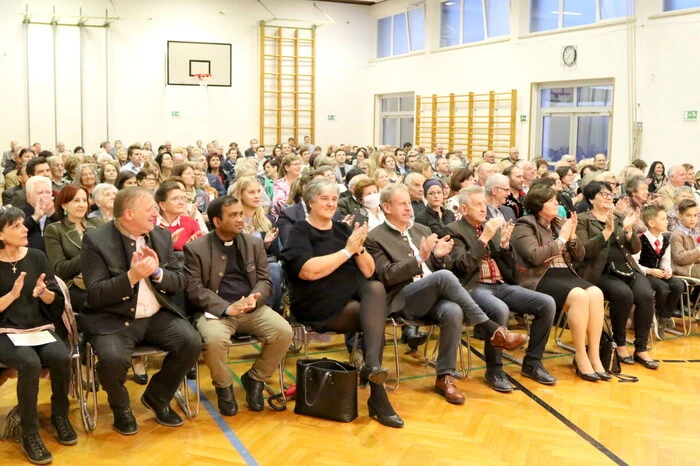 Im vollen Kultursaal gesichtet wurden unter anderen Marktmusikpräsident Hubert Maletz, Provisor Ramesh Jyothi, Ehrenobmann Bruno Markowitz, Musikschuldirektorin Diana Kloiber, Landjugend-Obmann Stefan Höffernig, Bezirksstabführer Alexander Sucher, Alt-Bürgermeister Helmut Lassernig sowie die Bürgermeister Andreas Grabuschnig (Eberstein), Harald Tellian (Brückl) und Gabriele Dörflinger (Klein St. Paul). 