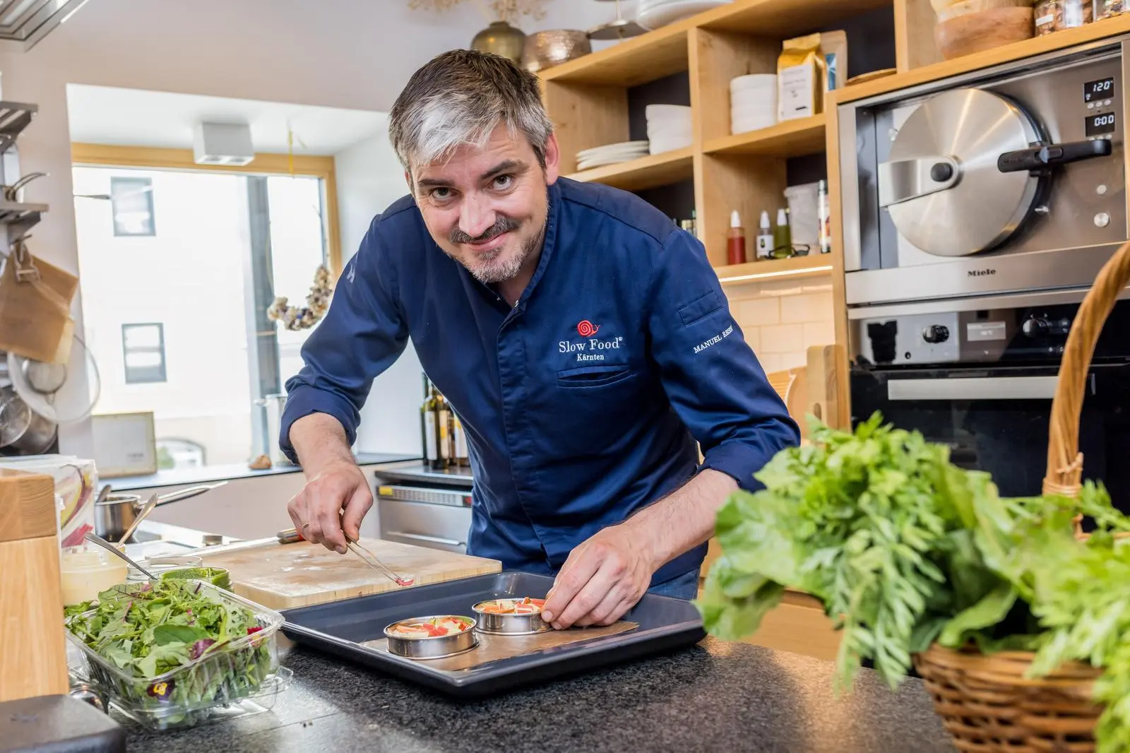 Manuel Ressi kann aus der umliegenden Natur tief in die Produkt-Schatzkiste greifen