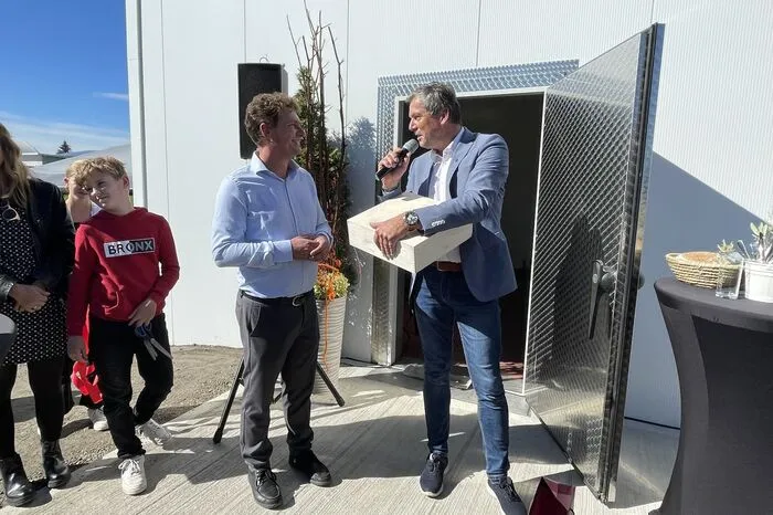 Bürgermeister Manfred Lenger übergab ein Geschenk der Gemeinde.