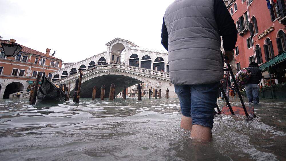 Mann während des Hochwassers in Venedig im November 2019 | Solche Szenen sollen verhindert werden: Hochwasser in Venedig im November 2019