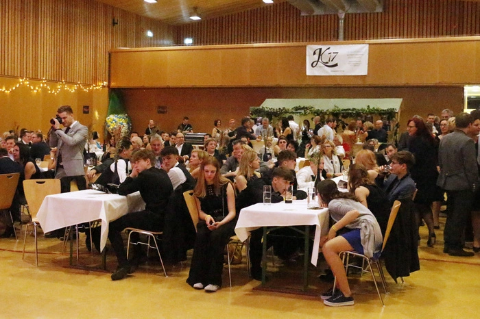 ...die Premiere des 1. Sportlerinnenballes im Veranstaltungszentrum.