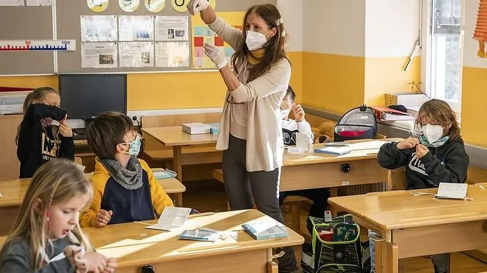 Die Lehrer erklärten Montagfrüh den Schülern, wie die Corona-Selbsttests funktionieren. An der Volksschule Krumpendorf klappte das gut. Fast alle 100 Kinder machten mit, einzelne Tests mussten wiederholt werden, letztendlich waren alle Tests negativ.