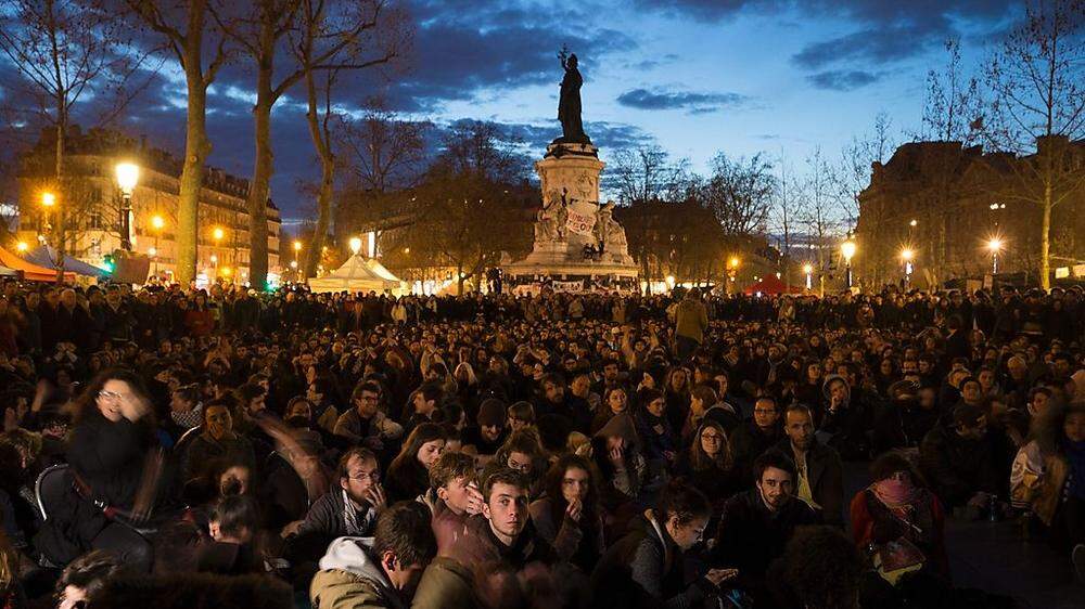 Unter dem Motto "Nuit Debout" (Nacht im Stehen) hatten seit dem 31. März Nacht für Nacht Hunderte Menschen auf dem Platz protestiert