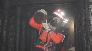 Mit schwerem Atemschutz ausgestattet ging es für die Grubenwehren tief in den Berg