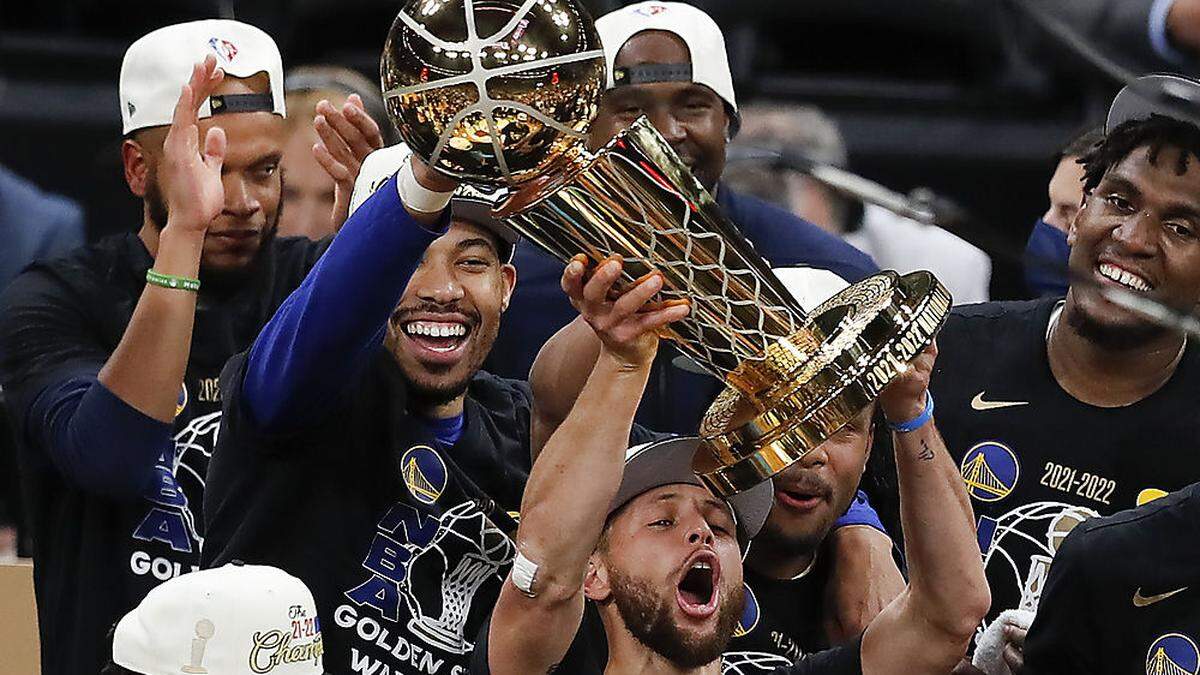 Der Jubel über den Pokal ist bei den Golden State Warrios groß