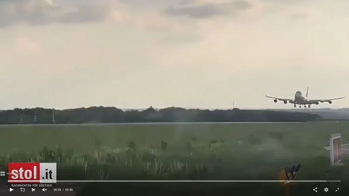 Eine Boeing verlor bei der Landung das Fahrgestell samt Rädern