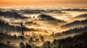 Man sieht eine nebelig-schöne Landschaft