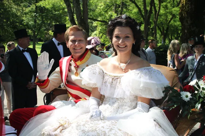 Kaiser Franz-Josef und seine Sissi, alias Rene und Sonja Hirschmugl, begrüßten ihr Volk von der Kutsche aus und erklärten später das Biedermeierfest 2018 offiziell für eröffnet.