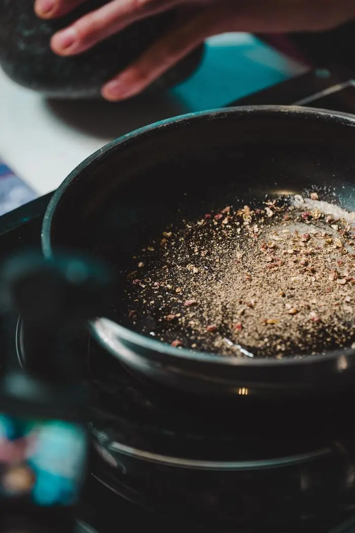 Gewürze vor dem Kochen anrösten, um ihr Aroma zu intensivieren.