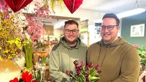 Zwei Männer händehaltend mit Tulpen