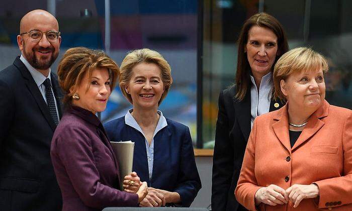 Gruppenbild mit Damen: Michel, Bierlein, von der Leyen, Wilmes, Merkel