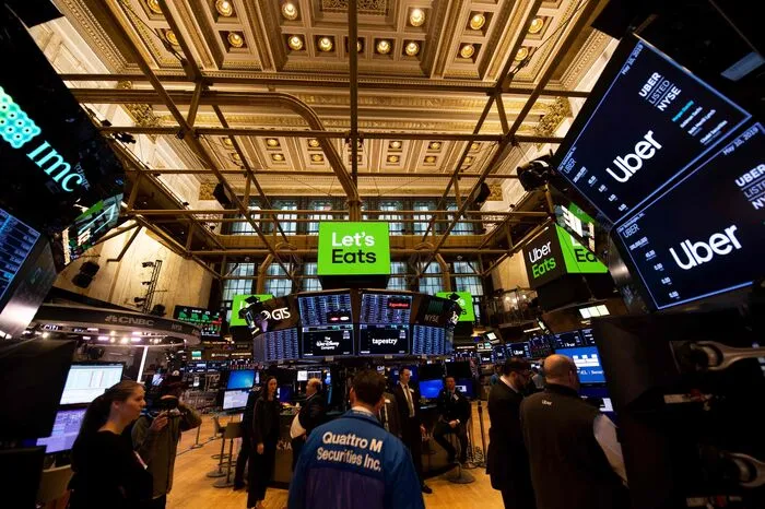 Größter bisheriger Aktionär von Uber ist mit gut 16 Prozent der japanische Technologieinvestor Softbank, der auch an WeWork beteiligt ist. Die Firmengründer Travis Kalanick und Garrett Camp halten ebenfalls größere Pakete.