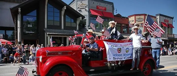 Ein Bild aus dem Jahr 2018 zeigt die Lienzer Delegation in Jackson Hole auf einem offenen Truck in Cowboy-Montur