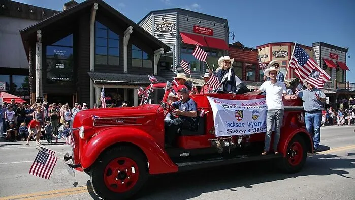 Ein Bild aus dem Jahr 2018 zeigt die Lienzer Delegation in Jackson Hole auf einem offenen Truck in Cowboy-Montur
