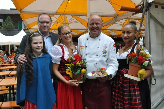 Jürgen Bockenfeld mit Tochter Zita, Melanie Pereira-Arnstein, Küchenmeister Peter Steurer, Fabiola Sabitzer und viele Helfer und Köche mehr sorgen für das Wohl der Gäste vor Ort.