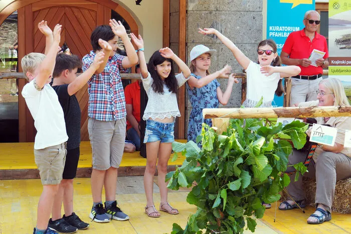 Kinder der Keutschacher Volksschule sangen zur Eröffnung.