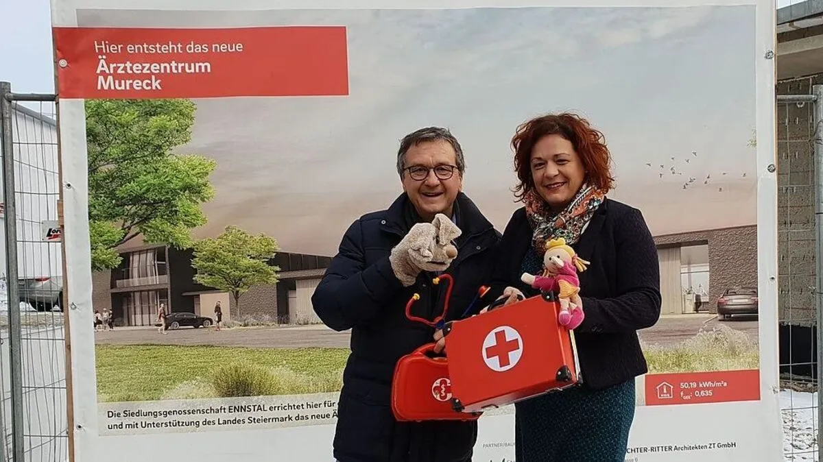 Bürgermeister Anton Vukan und die Landtagsabgeordnete Cornelia Schweiner vor der Baustelle des Ärztezentrums in Mureck