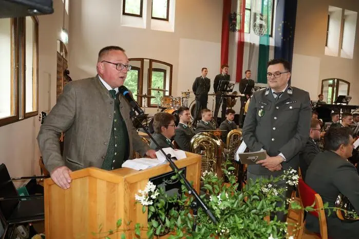 Nach der Begrüßung der Konzertbesucher durch Vizebürgermeister Thomas Stacher ...
