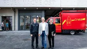 Branddirektor Gernot Ranftl, Stadtrat Manfred Eber (KPÖ)  und Projektleiter Saman Zandi von der GBG vor der neuen Feuerwache Ost