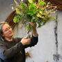 Margrit De Colle bei der Gestaltung eines Winterblumenstraußes