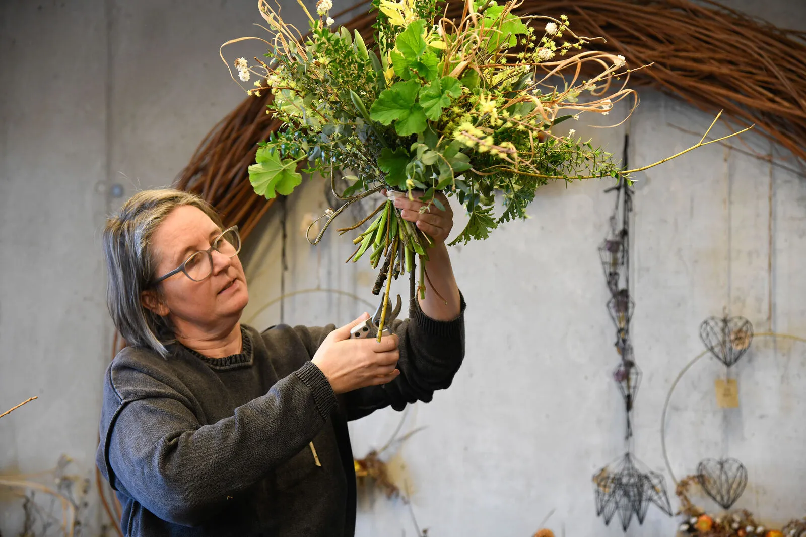 Margrit De Colle bei der Gestaltung eines Winterblumenstraußes