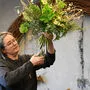 Margrit De Colle bei der Gestaltung eines Winterblumenstraußes
