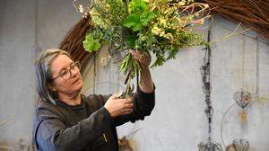 Margrit De Colle bei der Gestaltung eines Winterblumenstraußes