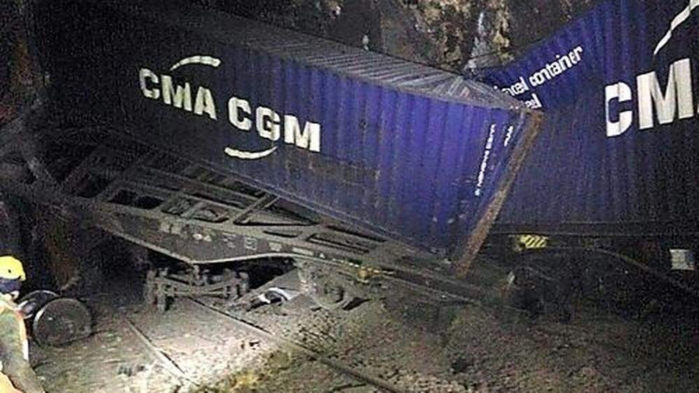 Ein Güterzug war zurückgerollt und mit einer Lok kollidiert