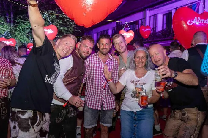 Unter die Feiernden mischten sich auch einige bekannte Gesichter. Mit dabei waren Veldens Tourismuschef Hannes Markowitz, der ehemalige Dschungelcamp-Teilnehmer Manuel Flickinger, „Bauer sucht Frau“-Kandidat Johannes Höflinger und Buchautorin Sasa Hanten. Auch Dragqueen und DJane Miss Ivanka T. ließ sich die Almrauschparty nicht entgehen.

Ab 21 Uhr verlagerte sich das Geschehen vom Garten in den historischen Innenhof des Schlosses. Dort brachten zunächst die Grabenland Buam die Gäste in Feierlaune, ehe DJ James Munich übernahm.

Der nächste große Programmpunkt wartet am Samstag mit der Boat Cruise Party. Gleich drei Schiffe stechen dabei in See, auf jedem wird ein anderes Musikgenre gespielt. Auf einem davon steht Miss Ivanka T. an den Plattentellern.
Bildunterschrift
762 (109)
Yvonne-Christin Rapp
Fotograf
20 (2)

Alt Text
 Publiziert
Klaus Steiner
28. Aug. 2026 09:07
Titelvorschläge
SEO
doc87cphpqmq7k29e47vav
41209524
Ausgelassene Stimmung beim der Almrausch Trachtenparty in Pörtschach
e8590a88-3507-4324-86af-2ad094b2d859
https://www.kleinezeitung.at/artikel/41209524/beste-stimmung-bei-der-pink-lake-almrauschparty-in-poertschach
https://www.kleinezeitung.at/artikel/41209524/beste-stimmung-bei-der-pink-lake-almrauschparty-in-poertschach


XS

Überall

Divert me
28.08.2026
10:00



Kleine Zeitung

