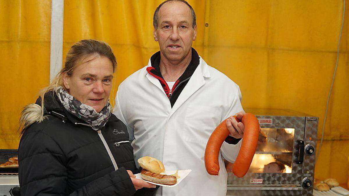 Roswitha Rutter und Marktsprecher Karl, &quot;Charly&quot; Brodnig am Stand (von links)