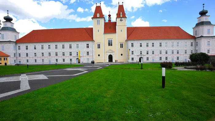 Im schönen Stiftshof des Stiftes Vorau fand der Festakt zum 126. Bezirksmusikfest und zum 140-jährigen Bestandsjubiläum der Marktmusikkapelle Vorau statt