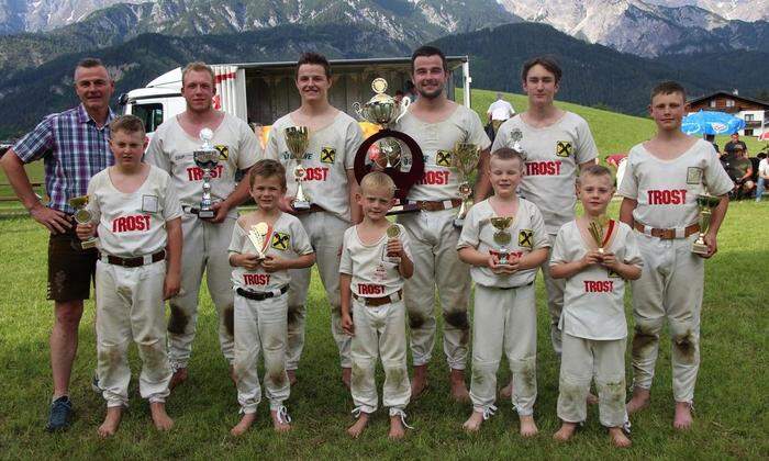 Vor dem Steinernen Meer in Saalfelden präsentierten sich die Osttiroler in Topform: vorne links: Sandro Wibmer, Liam Rowain, Chrysanth Gander, Maximilian und Emanuel Wibmer hinten links. Trainer Franz Holzer, Lukas Mattersberger, Kevin und Philip Holzer ,Finn Rowain, Matthäus Gander