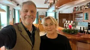 Am Bild sieht man einen Mann und eine Frau in einem Gasthaus | Christian Sajovitz mit seiner Frau Ute