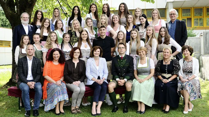 5AW Klasse mit Klassenvorstand Herbert Wippel: Ausgezeichneter Erfolg: Julia Eberhart, Anna Gründler, Anna Hartbauer, Marie Hattenberger, Anna-Lena Koch, Leonie Moser, Michaela Müller, Madelaine Sponring, Julia Stroisnik, Sofia Zmugg. Guter Erfolg: Elena Gurt, Johanna Nikodem-Eichenhardt, Angelina Orthaber, Julia Paulus, Michelle Poschauko, Celina Stelzl, Ramona Strohmeier und Michelle Veronik.