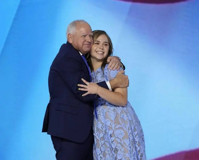 News: Democratic National Convention - Day 3 Aug 21, 2024 Chicago, IL, USA Democratic Vice Presidential nominee Tim Walz embraces his daughter, Hope Walz, after his acceptance speech during the third day of the Democratic National Convention at the United Center. Chicago United Center IL USA, EDITORIAL USE ONLY PUBLICATIONxINxGERxSUIxAUTxONLY Copyright: xJasperxColtx 20240821_jca_usa_566