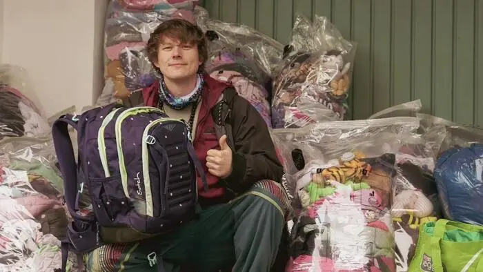 Manuel Köck mit Schultaschen und Kleidung, die er für Kinder in Nepal gesammelt hat