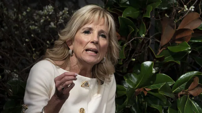 Jill Biden trat wir ihr Mann Joe an, die Reputation des Weißen Hauses zu verbessern. Die promovierte Englischlehrerin engagiert sich unter anderem in einer Brustkrebsstiftung.