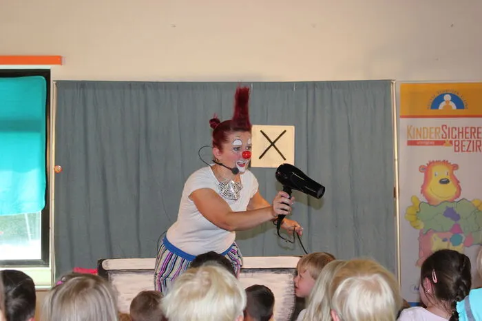 Clownin Popolina besuchte zum Projektabschluss am 29. Juni den Kindergarten Pichling, wo sie die angehenden Sicherheitsbären noch einmal auf eine harte Probe stellte: Darf man mit dem Fön in die Badewanne? "Neeeeiiinnnn!", rufen die Kinder.