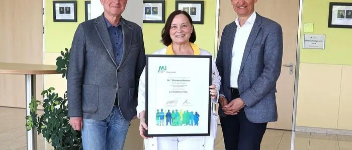Offizielle Anerkennung als Lehrordination: Friedrich Rous, Ehrentraud Roitner und Frank Prassl präsentieren das Zertifikat der Medizinischen Universität Graz