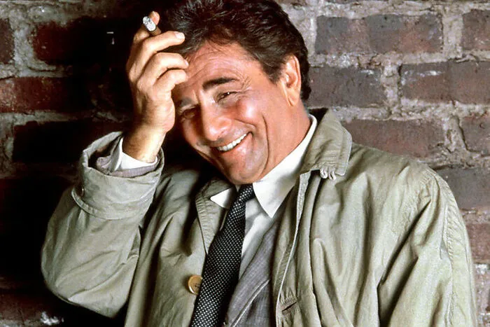 Peter Falk in „Columbo“ (1968–2003).Inspector Columbo ohne zerknitterten Mantel? Da könnte man ihm ja gleich die Zigarre wegnehmen! Bei ihm war der Trenchcoat ein wahrer Allrounder: Manchmal trug er seinen Schlafanzug darunter, manchmal verwahrte er sein Frühstück in den ausgebeulten Taschen.