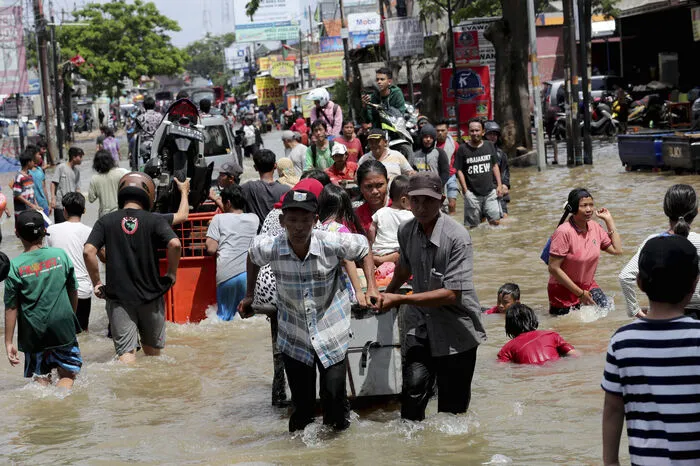 Nach stundenlangen, heftigen Regenfällen seien Teile Jakartas und seiner Satellitenstädte am Mittwoch überschwemmt worden, teilte die Katastrophenschutzbehörde mit.