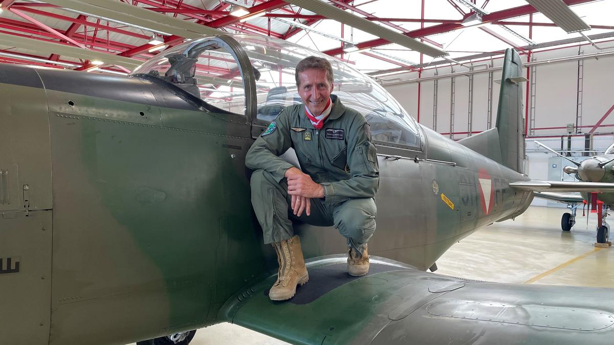 Roland Miedler, hier beim Schulungsflugzeug PC-7, das er nach Beendigung seiner Karriere als Eurofighter-Pilot unter anderem fliegt